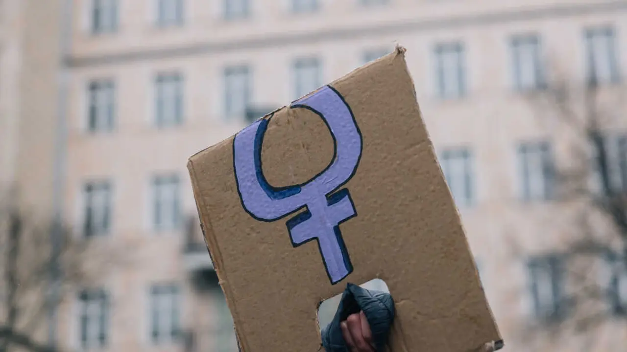 Una mujer sostiene una pancarta en el 8M.