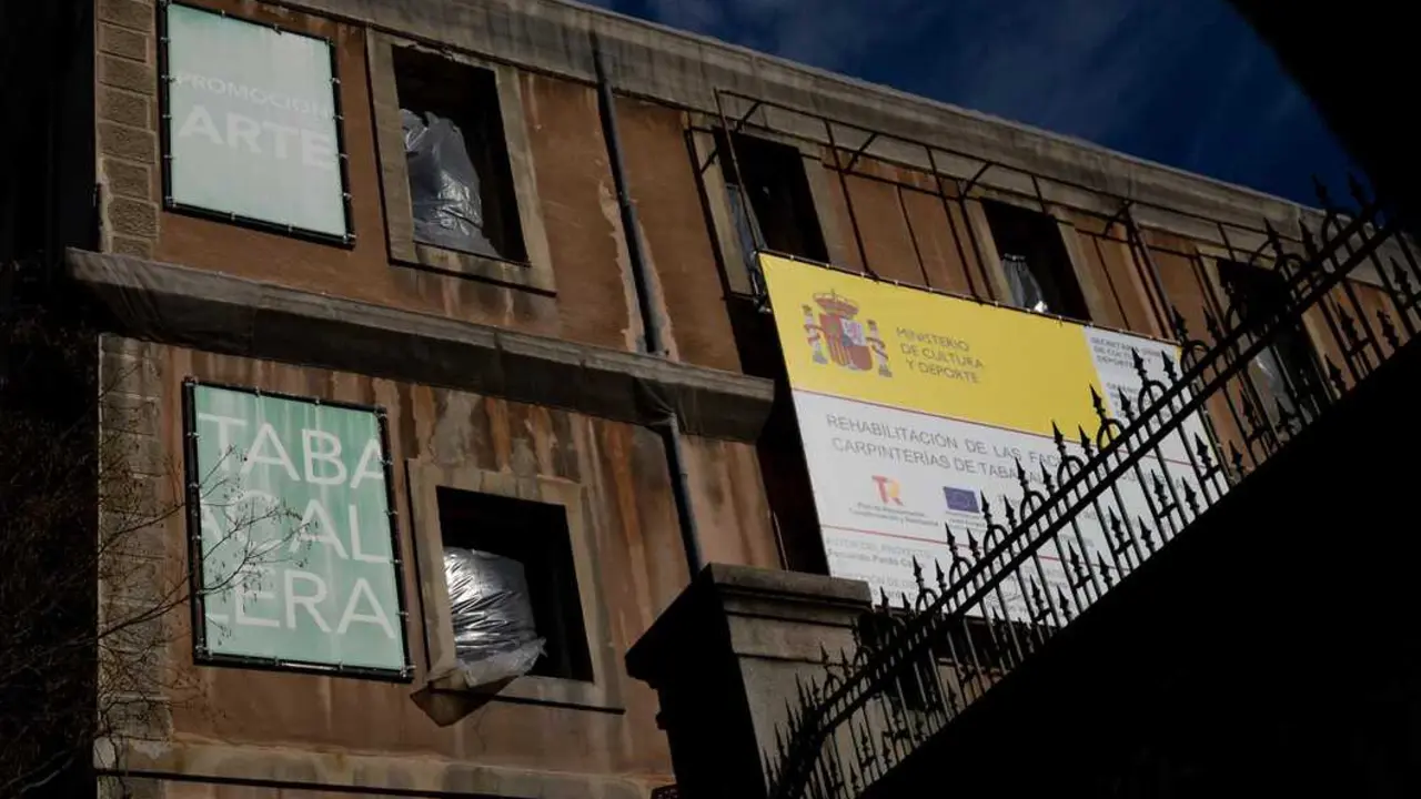Un cartel que anuncia la rehabilitaci&oacute;n de la fachada de la Tabacalera Espacio Promoci&oacute;n del Arte, en Embajadores. Imagen de EP.