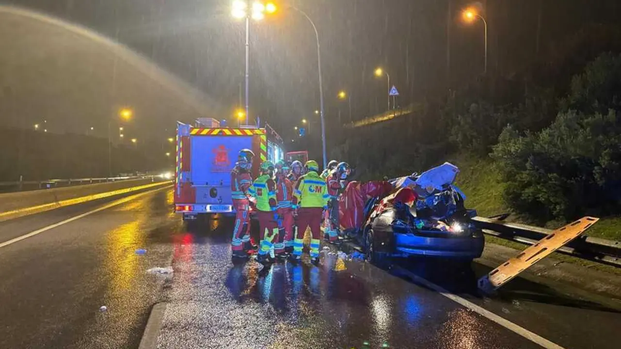 Bomberos y personal de Emergencias de la Comunidad de Madrid desplegados en el lugar de un accidente de tr&aacute;fico con una v&iacute;ctima mortal en Fuenlabrada. Imagen de Emergencias Madrid.