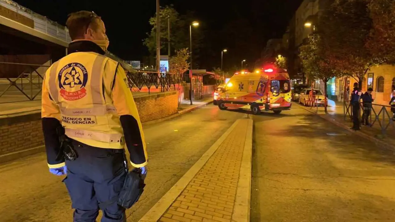 Atenci&oacute;n sanitaria a un joven apu&ntilde;alado en Puente de Vallecas. Imagen de archivo.