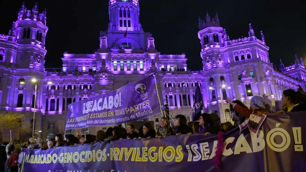 Decenas de personas sostienen una pancarta durante la manifestaci&oacute;n convocada por la Comisi&oacute;n 8M por el D&iacute;a Internacional de la Mujer, a 8 de marzo de 2024. Imagen de EP.