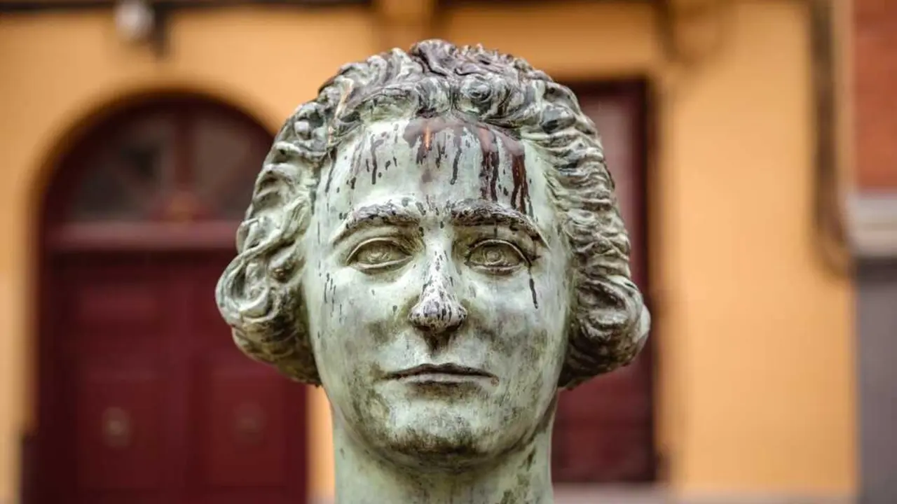 Busto de Clara Campoamor en la Plaza de la Guardia de Corps (Madrid). Imagen de EP.