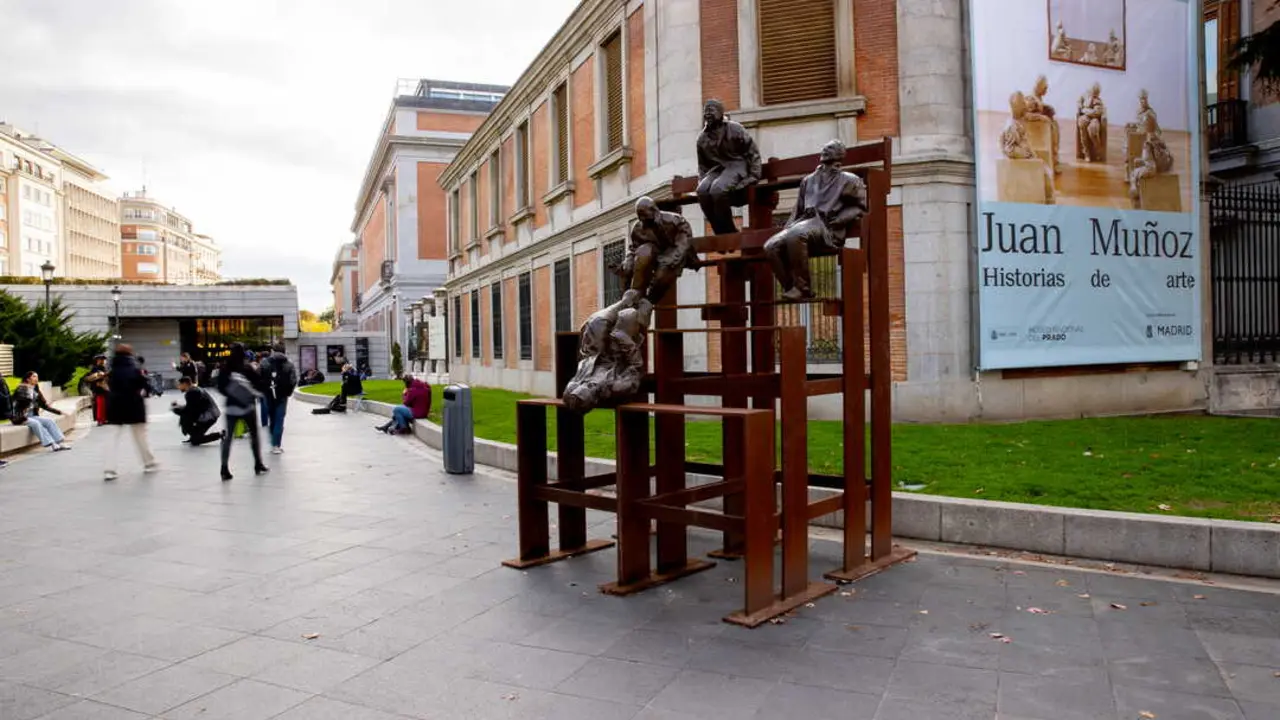 Trece ri&eacute;ndose unos de otros, de Juan Mu&ntilde;oz en la explanada del exterior del Museo del Prado. Foto &copy;Museo Nacional del Prado.