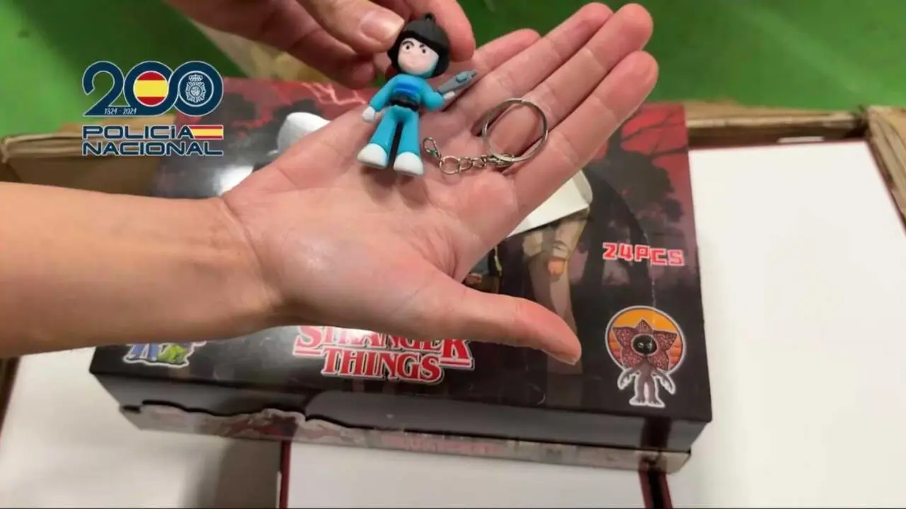 Incautan en Madrid 25 toneladas de juguetes defectuosos de la serie 'Stranger Things', la mayor intervenci&oacute;n de este material. 
Imagen de Polic&iacute;a Nacional.