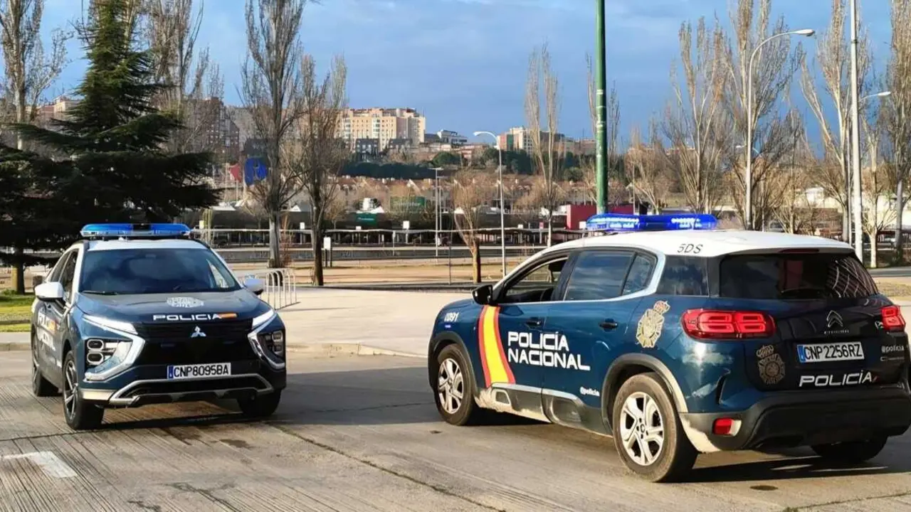 Dos coches de la Polic&iacute;a Nacional de Valladolid. Imagen de archivo de la Polic&iacute;a Nacional.