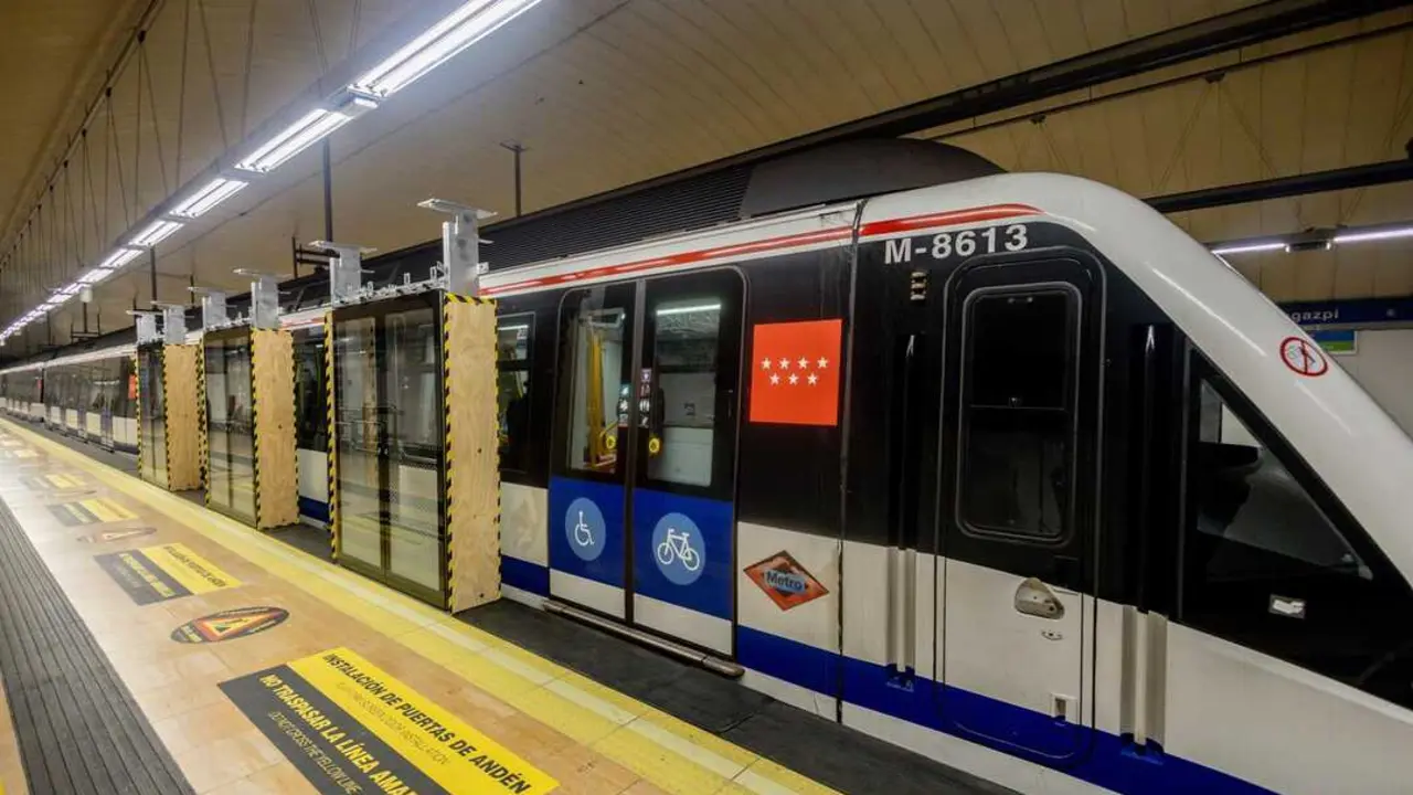 Varias puertas de And&eacute;n colocadas recientemente, en la l&iacute;nea 6 del metro de Madrid, en la estaci&oacute;n de Legazpi. Imagen de EP.