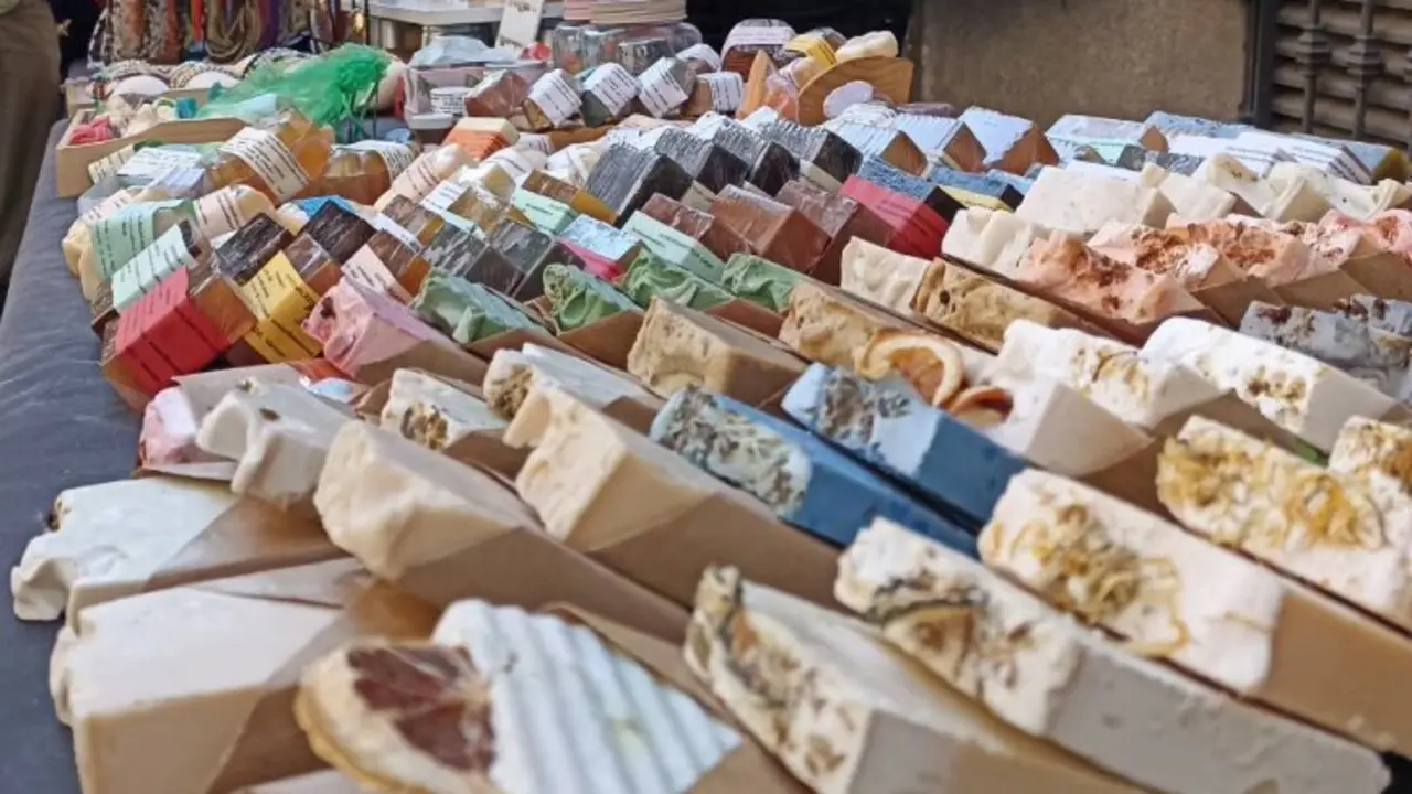 Un puesto de El Mercado de las Ranas. Imagen de Barrioletras.