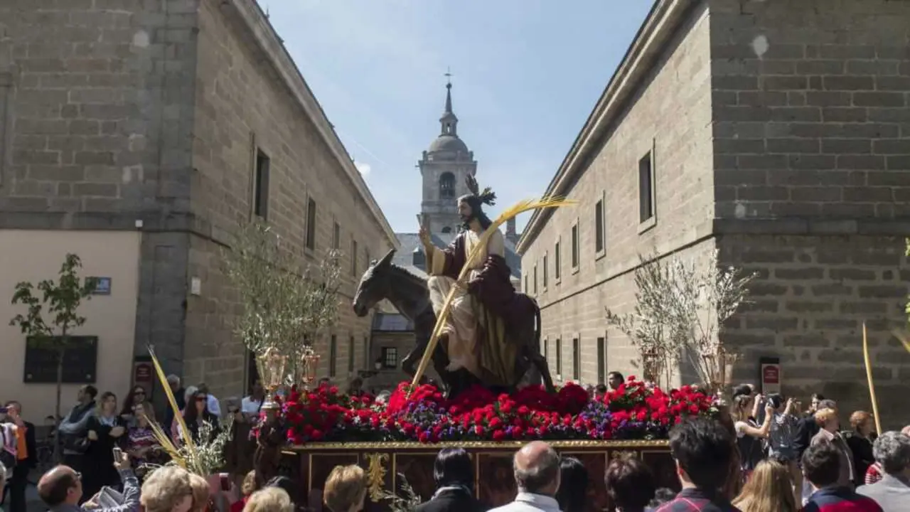 Una procesi&oacute;n de Semana Santa. Imagen de Turismo de San Lorenzo de El Escorial.