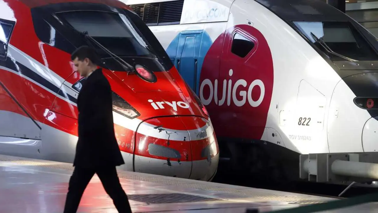 El nuevo tren de alta velocidad Ouigo a su llegada a la estaci&oacute;n Mar&iacute;a Zambrano. A 15 de enero de 2025 en M&aacute;laga, Andaluc&iacute;a (Espa&ntilde;a).
