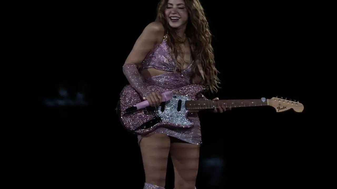 Shakira singing during the free concert she gave in Mexico City before thousands of her fans on March 1, 2026 in Mexico City. Imagen de EP.