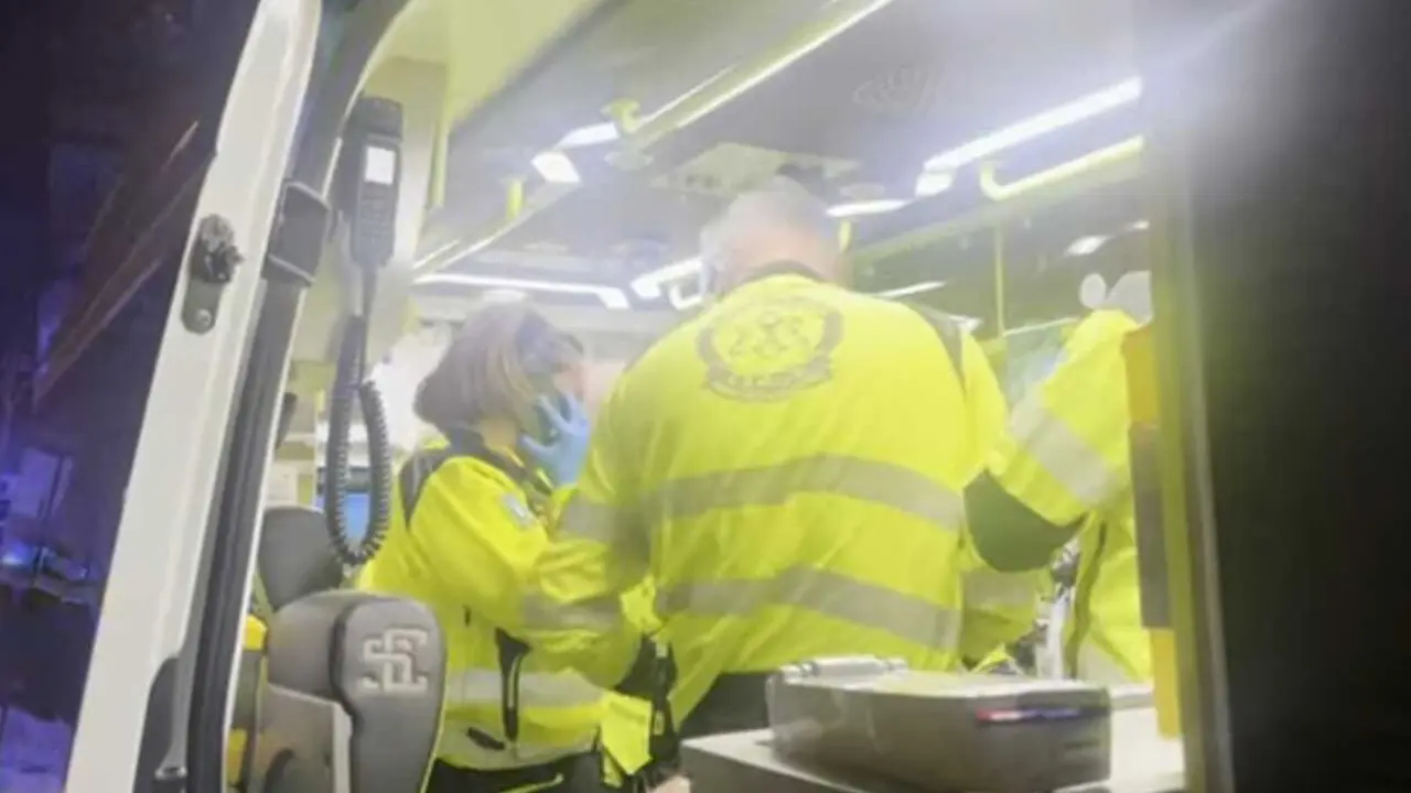 Samur-PC atiende a un menor de 14 a&ntilde;os con dos heridas por arma blanca. Imagen de Emergencias Madrid.