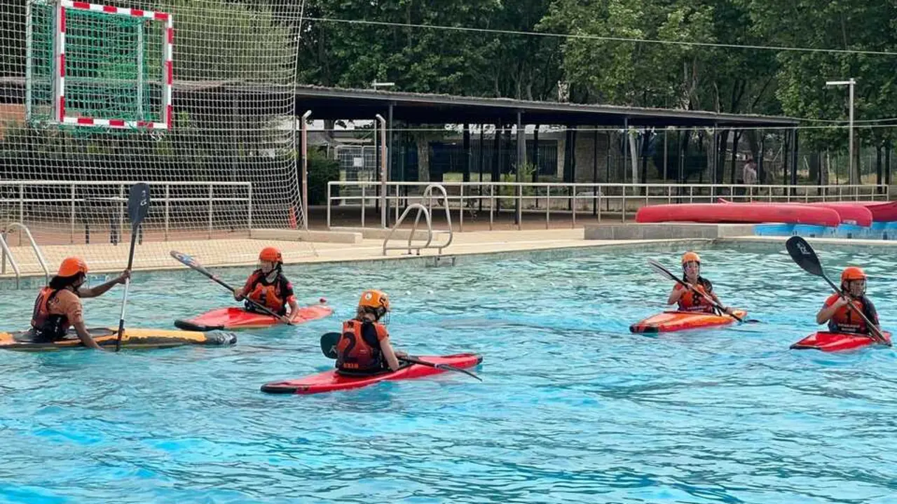Una competici&oacute;n de kayak-polo en Puerta de Hierro. Foto de archivo cedida por Club Oxio Usera Piraguismo. Oxio Club.