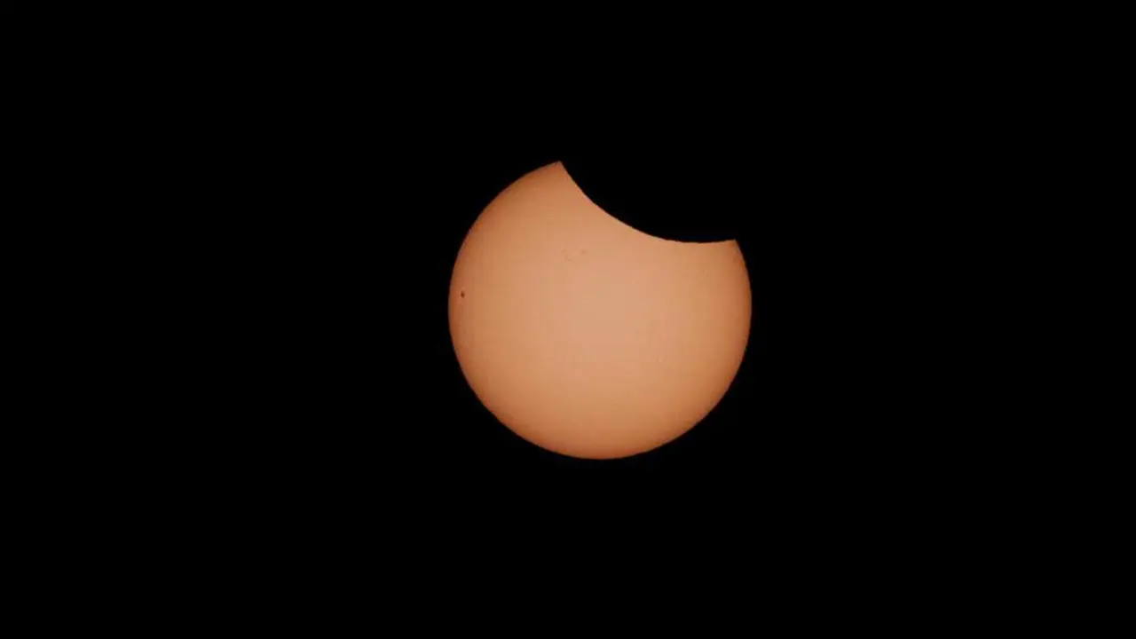 Eclipse parcial del sol visto desde la Bas&iacute;lica de la Sagrada Familia, a 29 de marzo de 2025, en Barcelona, Catalunya (Espa&ntilde;a). Imagen de EP.