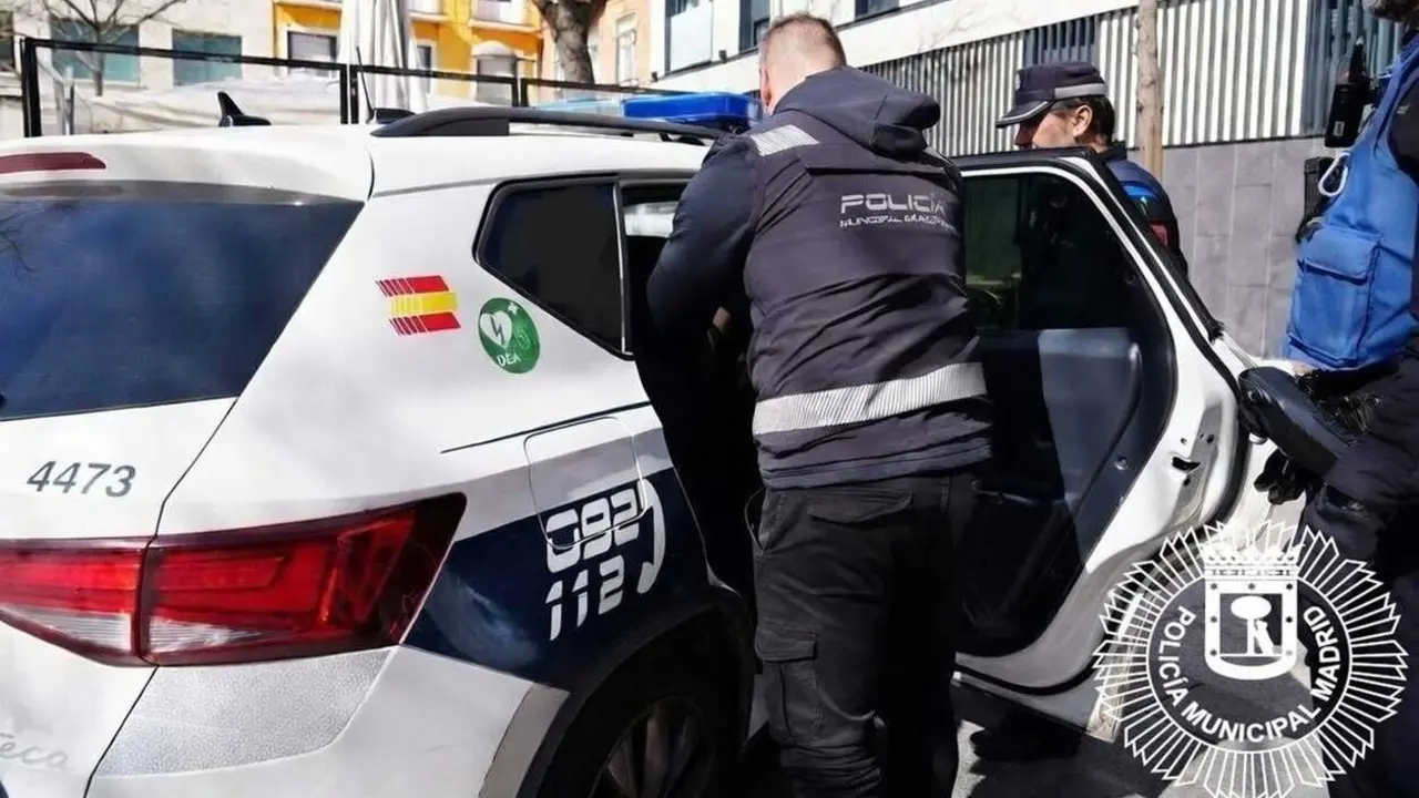Agentes de la Polic&iacute;a Municipal de Madrid junto a un coche patrulla. Imagen de EP.