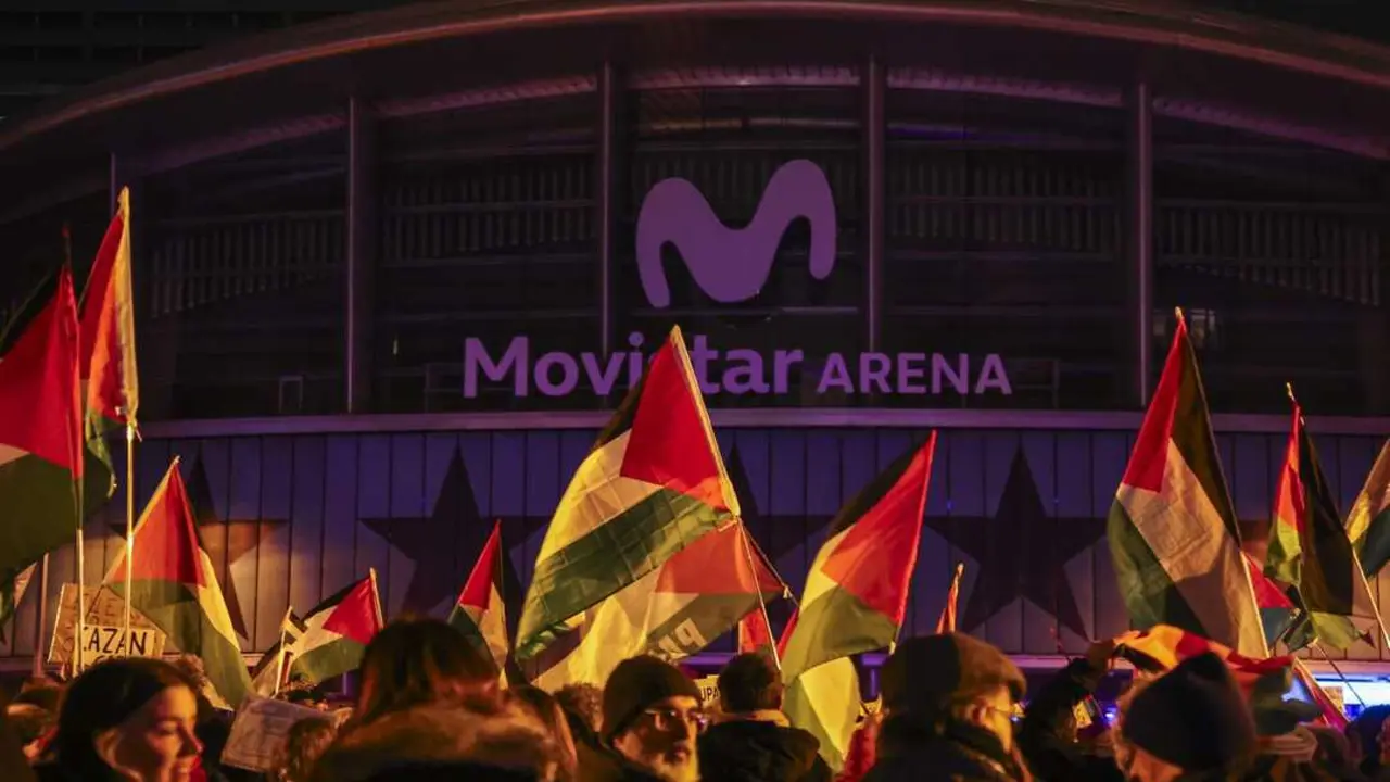 Imagen de la protesta con personas portando banderas Palestinas. Imagen de EP.