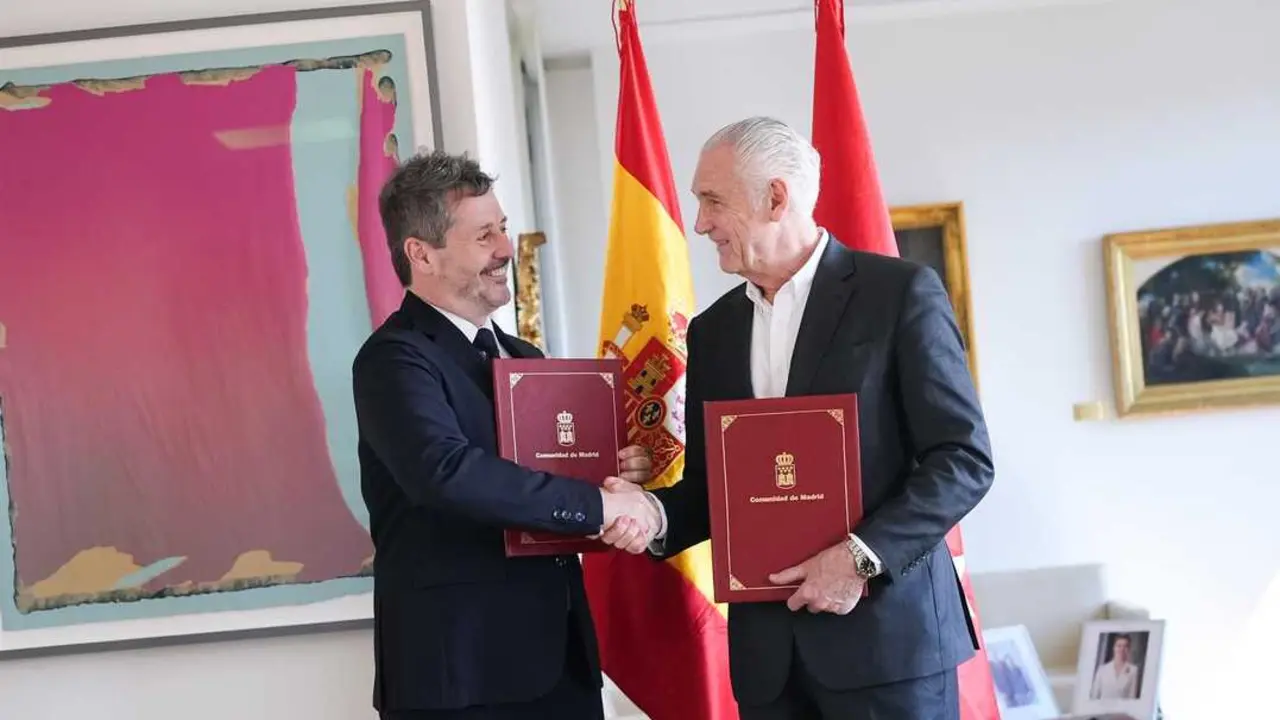 Acuerdo entre el consejero de Cultura, Turismo y Deporte, Mariano de Paco Serrano, y el director gerente de la Fundaci&oacute;n Colecci&oacute;n Thyssen-Bornemisza, Evelio Acevedo Carrero. Imagen de Comunidad de Madrid.