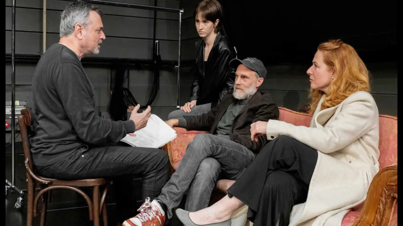 Tras el ensayo. Imagen de Javier Naval, cedida por el Teatro Espa&ntilde;ol.