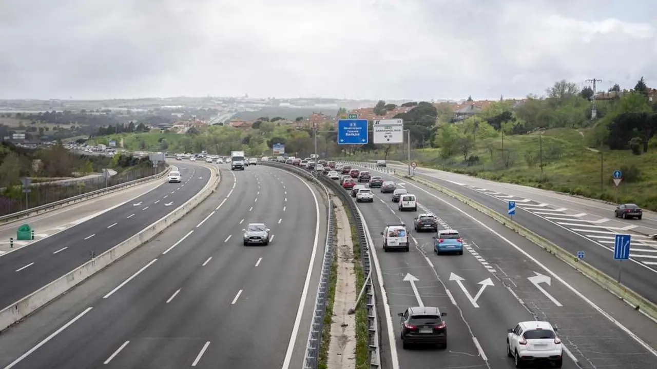 Tr&aacute;fico en la autov&iacute;a A-5 a su paso entre M&oacute;stoles y Arroyomolinos durante la segunda fase de la operaci&oacute;n salida por Semana Santa, a 27 de marzo de 2024, en Madrid (Espa&ntilde;a). EP.