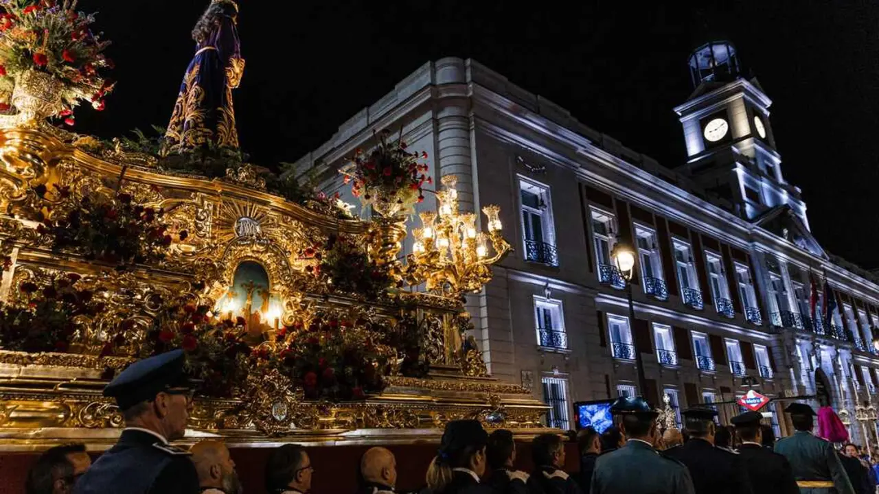 Decenas de personas durante la procesi&oacute;n del Cristo de Medinaceli en la Puerta del Sol. Imagen de EP.