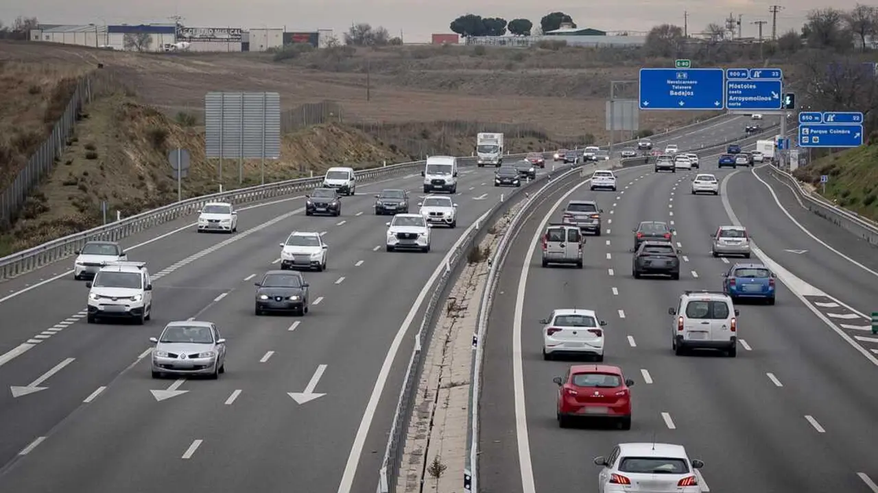 Varios veh&iacute;culos en la A5. Imagen de EP.