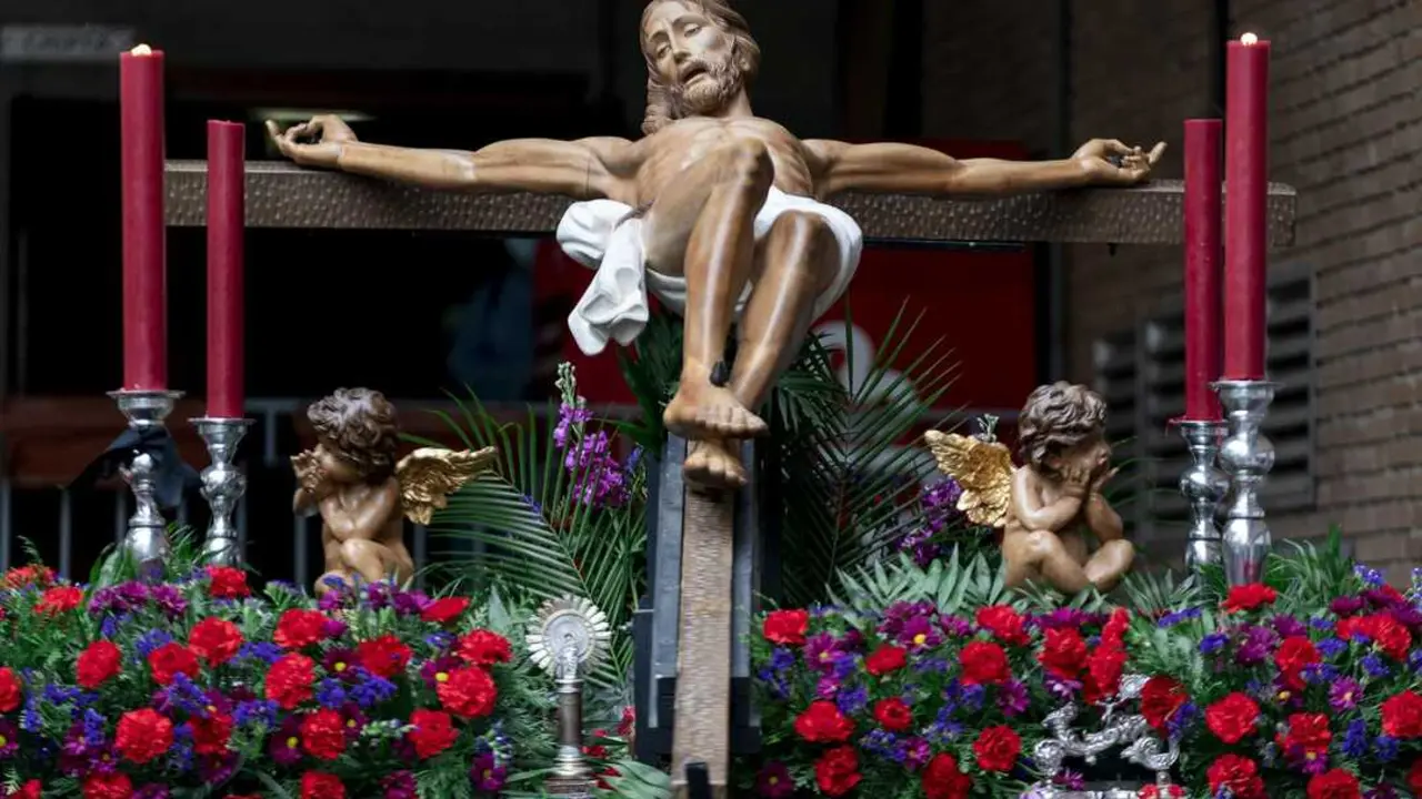 El Cristo del Camino procesiona en las Siete Palabras de la Hermandad Penitencial del Santo Cristo del Camino y Mar&iacute;a Madre de las Delicias. Imagen de EP.