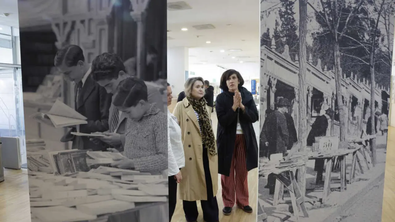 La exposici&oacute;n que recorre los 100 a&ntilde;os de la Cuesta de Moyano. Imagen de Diario Madrid.
