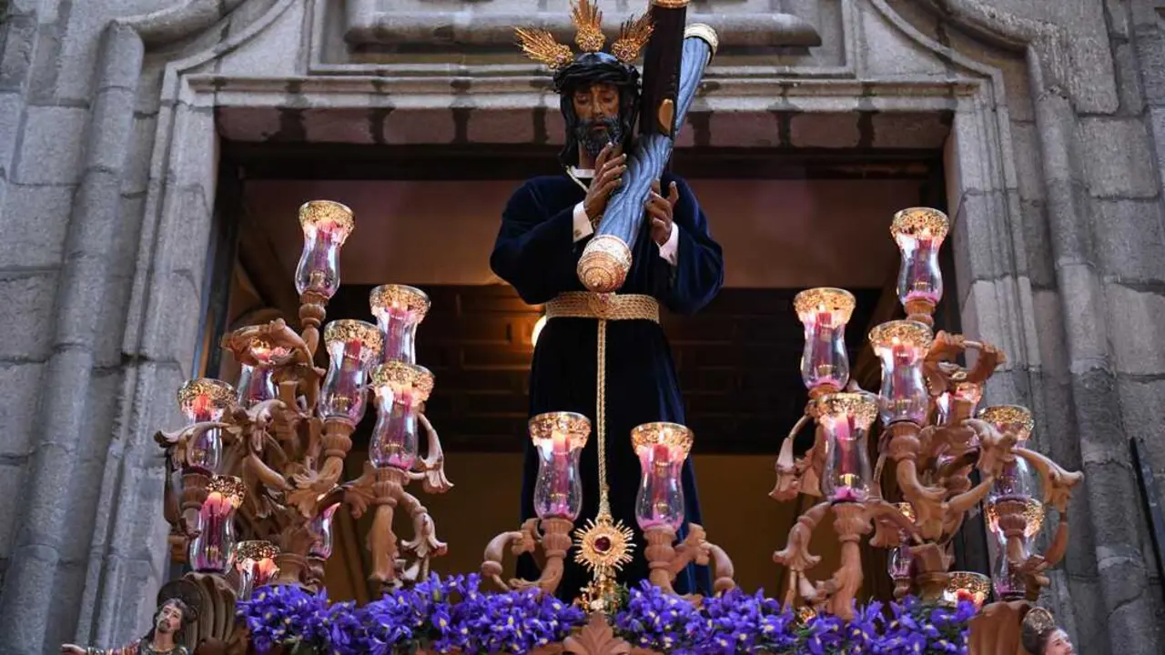 Paso de Nuestro Padre Jes&uacute;s de la Salud durante la procesi&oacute;n de Semana Santa, &lsquo;Los Gitanos&rsquo;, que recorre las calles del centro, de Semana Santa. EP.