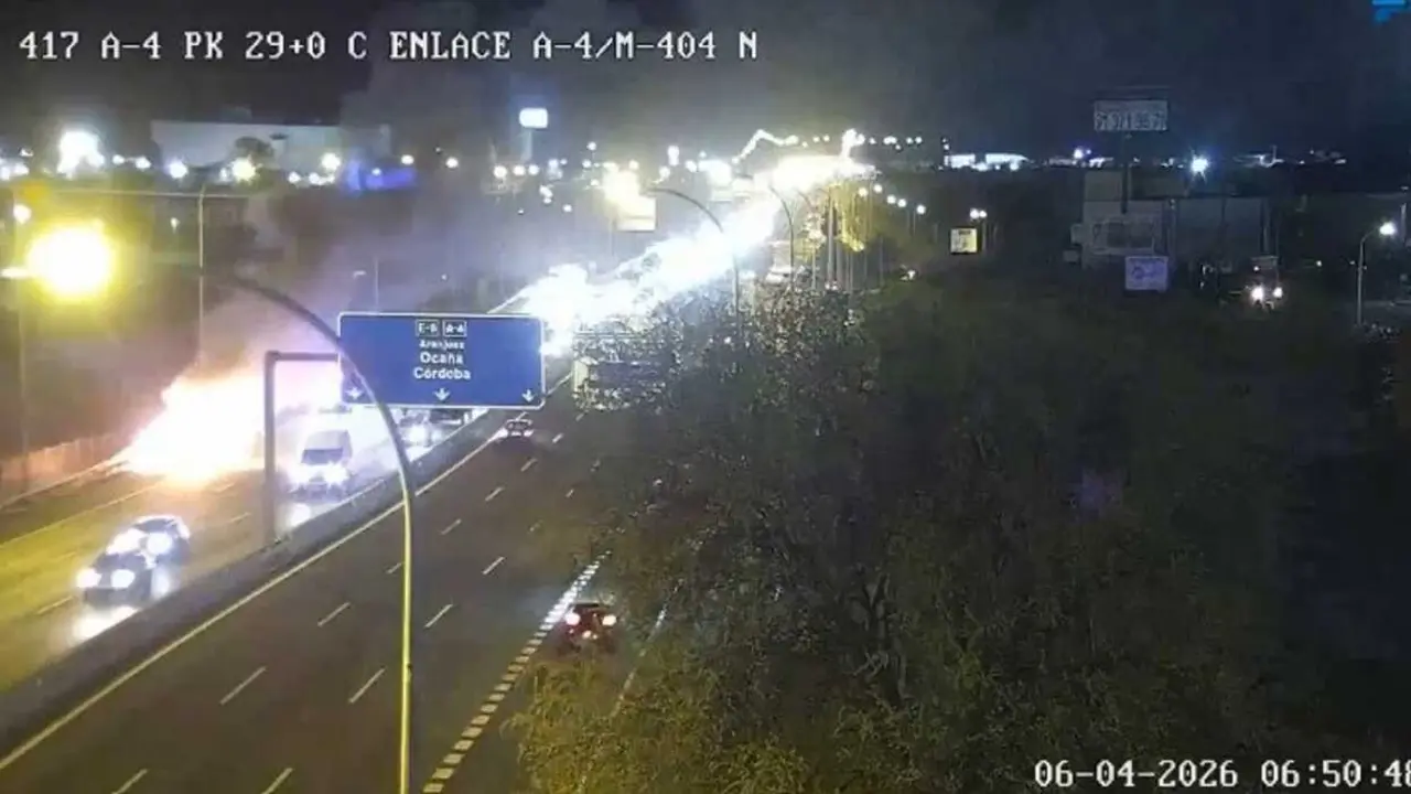 Retenciones de hasta 3 kil&oacute;metros por el incendio de un veh&iacute;culo en la A-4, en el entorno de Valdemoro. Imagen de a DGT.