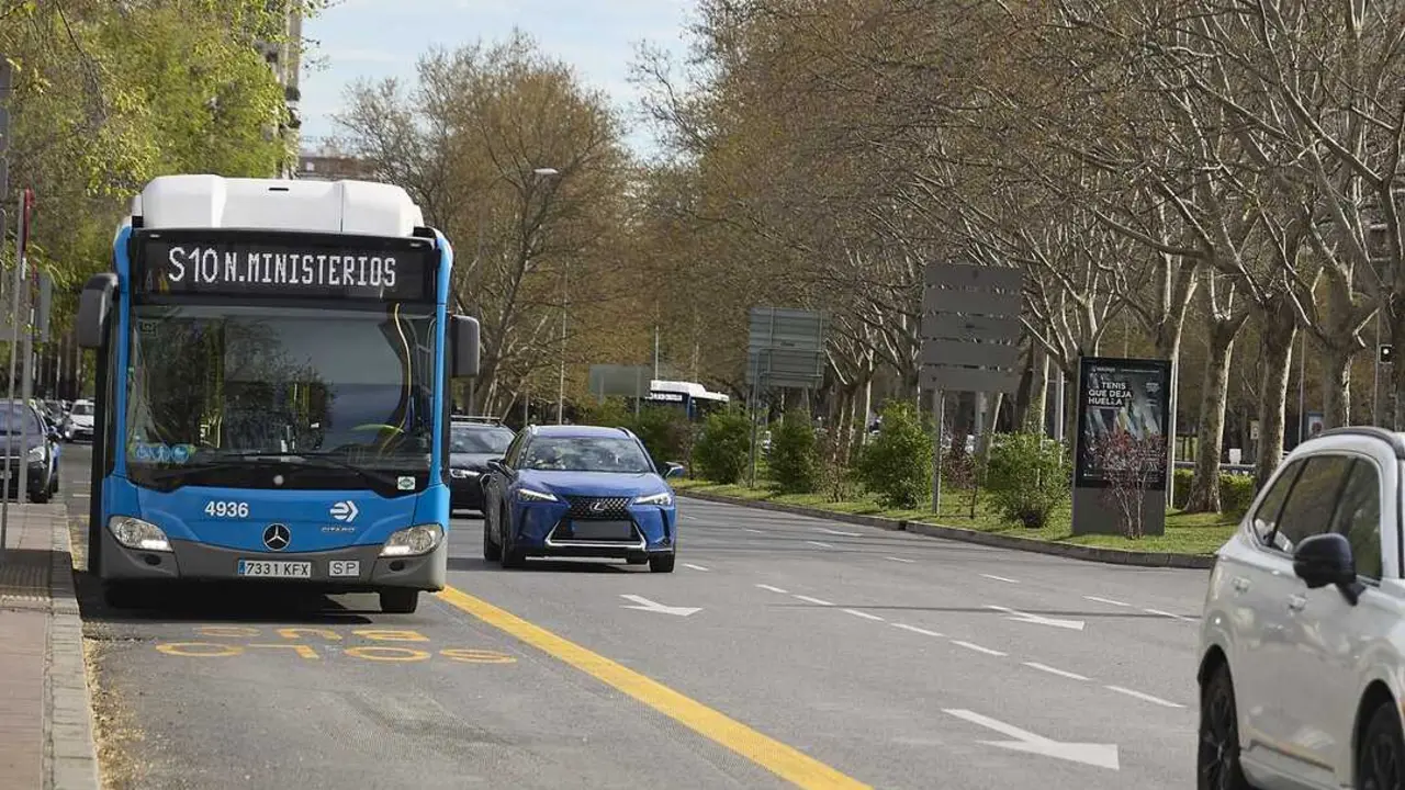 Parada de autob&uacute;s del servicio especial gratuito para sustituir a la L10 de Metro, a 28 de marzo de 2026, en Madrid (Espa&ntilde;a). EP.