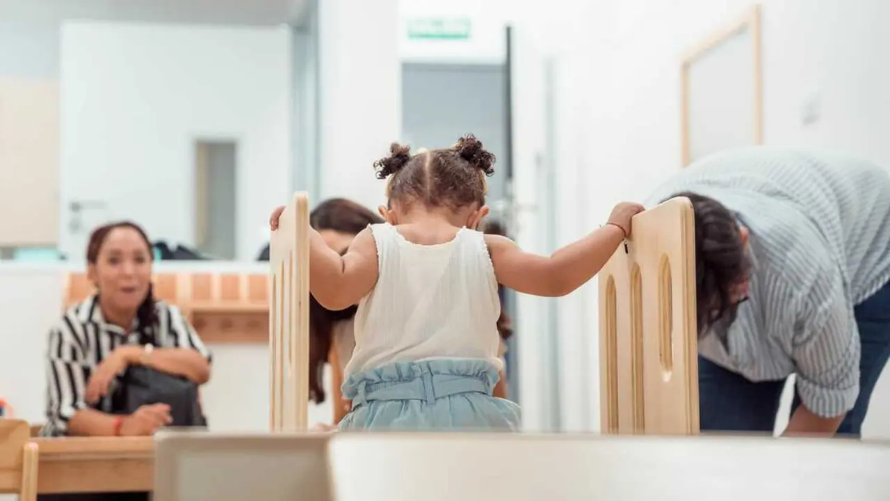 Un ni&ntilde;a juega en una de las instalaciones de la nueva Escuela Infantil Municipal.