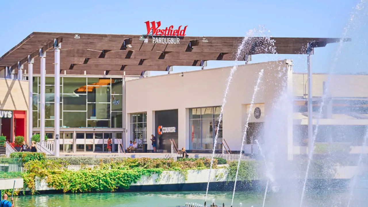 Fuente y lago. Imagen de Westfield Parquesur.