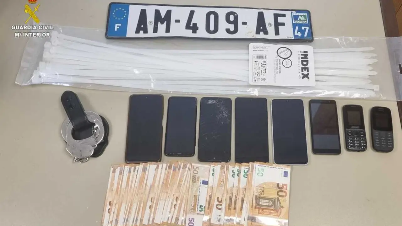 La Guardia Civil detiene a cuatro personas por el robo de un cargamento de bolsos de lujo valorado en un mill&oacute;n de euros. Imagen de la Guardia Civil.