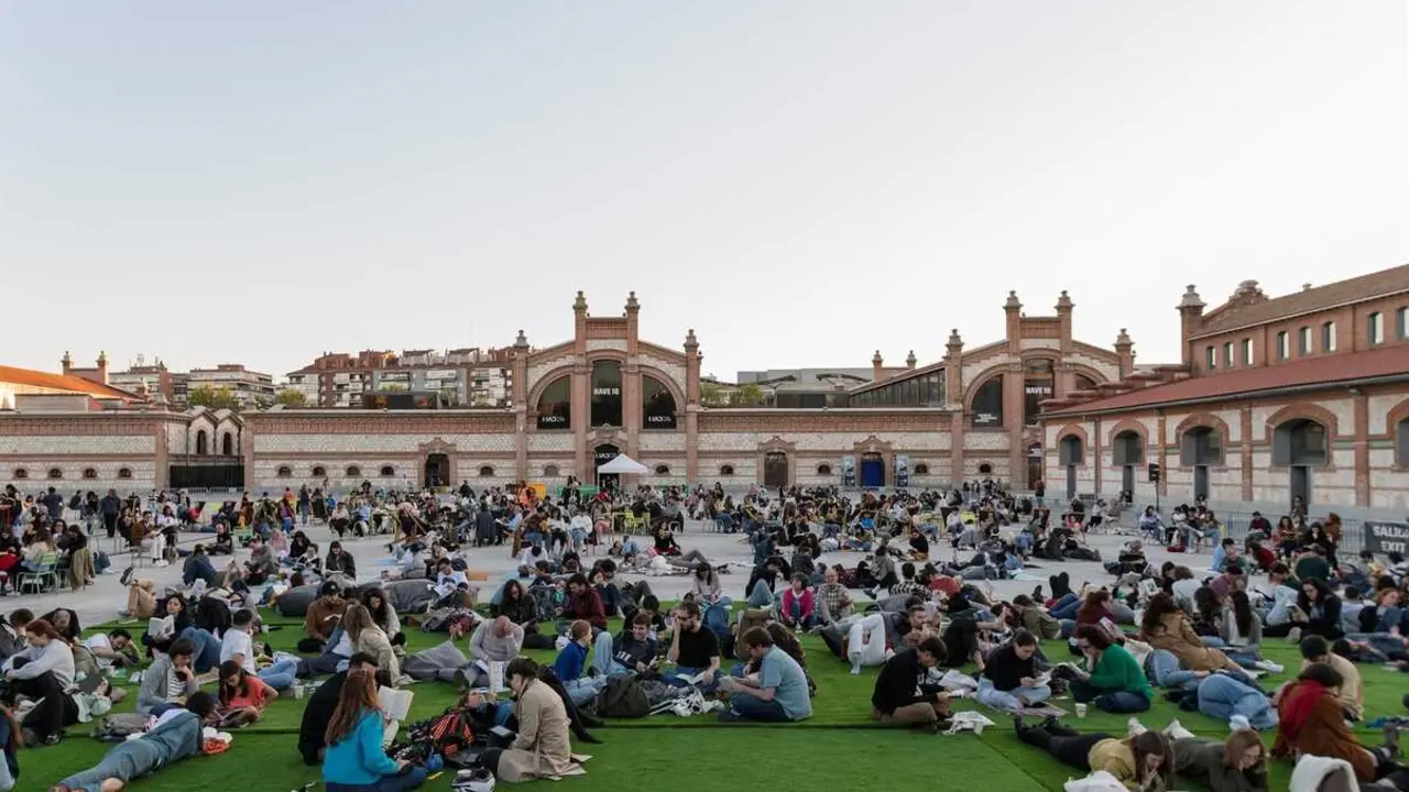 El 23 de abril, en la gran plaza al aire libre de este espacio del &Aacute;rea de Cultura, Turismo y Deporte Matadero Madrid y Casa del Lector celebran el D&iacute;a del Libro. Imagen del Ayuntamiento de Madrid.