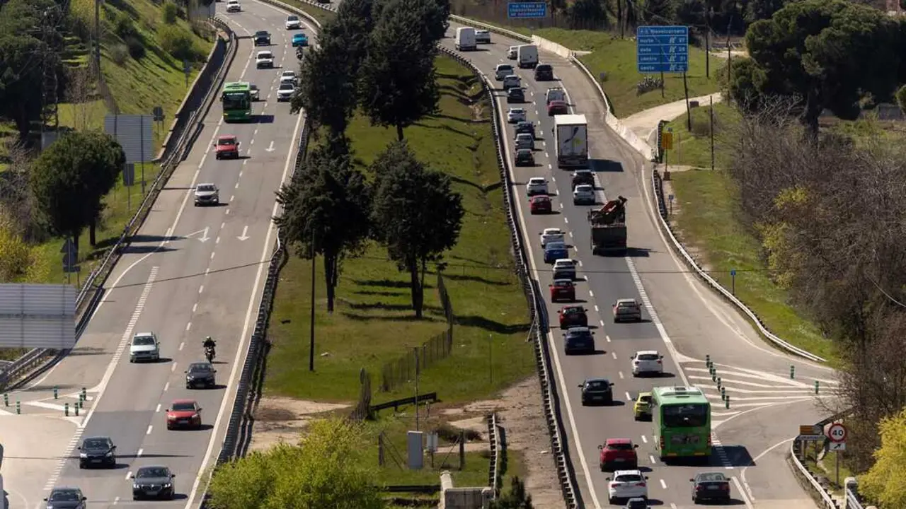 Decenas de veh&iacute;culos durante la operaci&oacute;n salida por las vacaciones de Semana Santa, en la A-5, a 27 de marzo de 2026, en Madrid (Espa&ntilde;a). Imagen de EP.