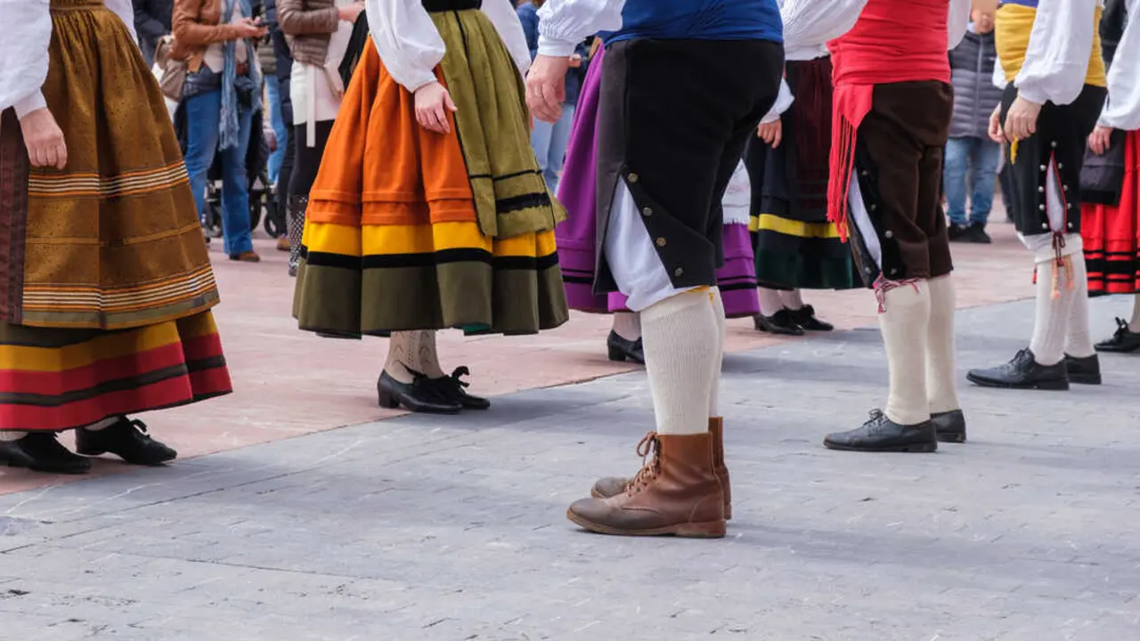 Un grupo de personas bailan en Oviedo. Imagen de archivo.