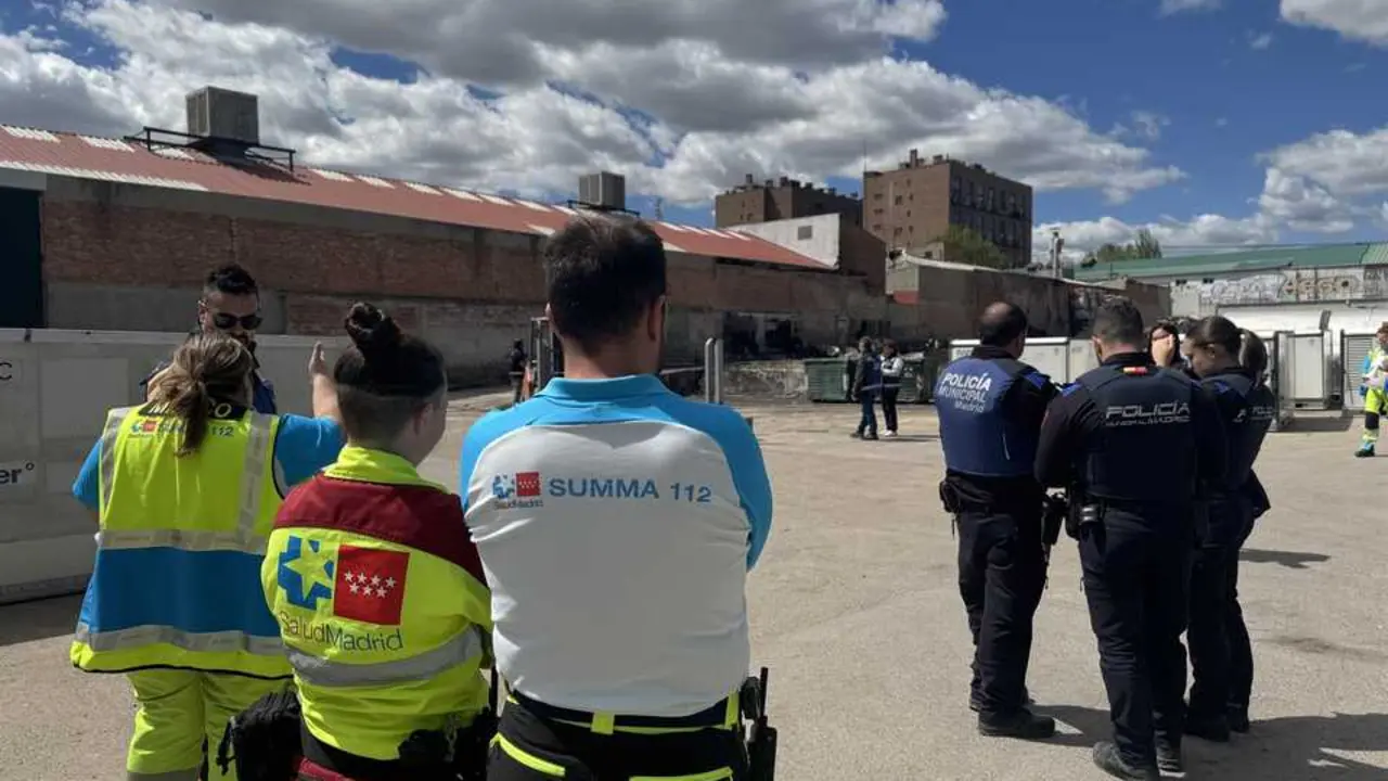 Personal sanitario y Polic&iacute;a Municipal de Madrid en el lugar de un accidente laboral mortal en Vic&aacute;lvaro. Imagen de Emergencias Madrid.