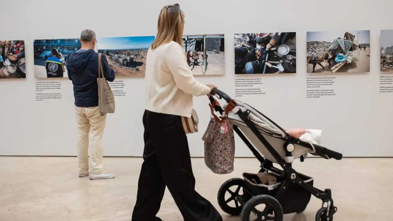 Varias personas ven las fotograf&iacute;as expuestas, tras la presentaci&oacute;n de la exposici&oacute;n &lsquo;Gaza a trav&eacute;s de sus ojos&rsquo;, en el Museo Thyssen-Bornemisza, a 23 de septiembre de 2025, en Madrid (Espa&ntilde;a). EP.