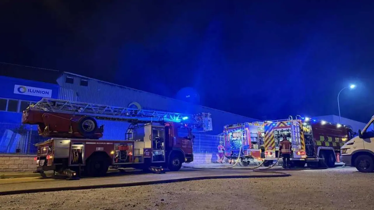 Bomberos trabajan en la extinci&oacute;n de un incendio en una reciclaje de electrodom&eacute;sticos en Campo Real.