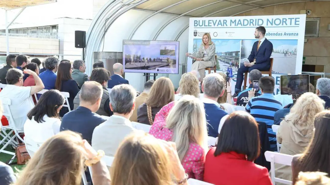 La alcaldesa de Alcobendas, Roc&iacute;o Garc&iacute;a Alc&aacute;ntara, y el concejal de Obras, Jes&uacute;s Montero, durante la presentaci&oacute;n de las obras del Bulevar Madrid Norte. Imagen del consistorio.