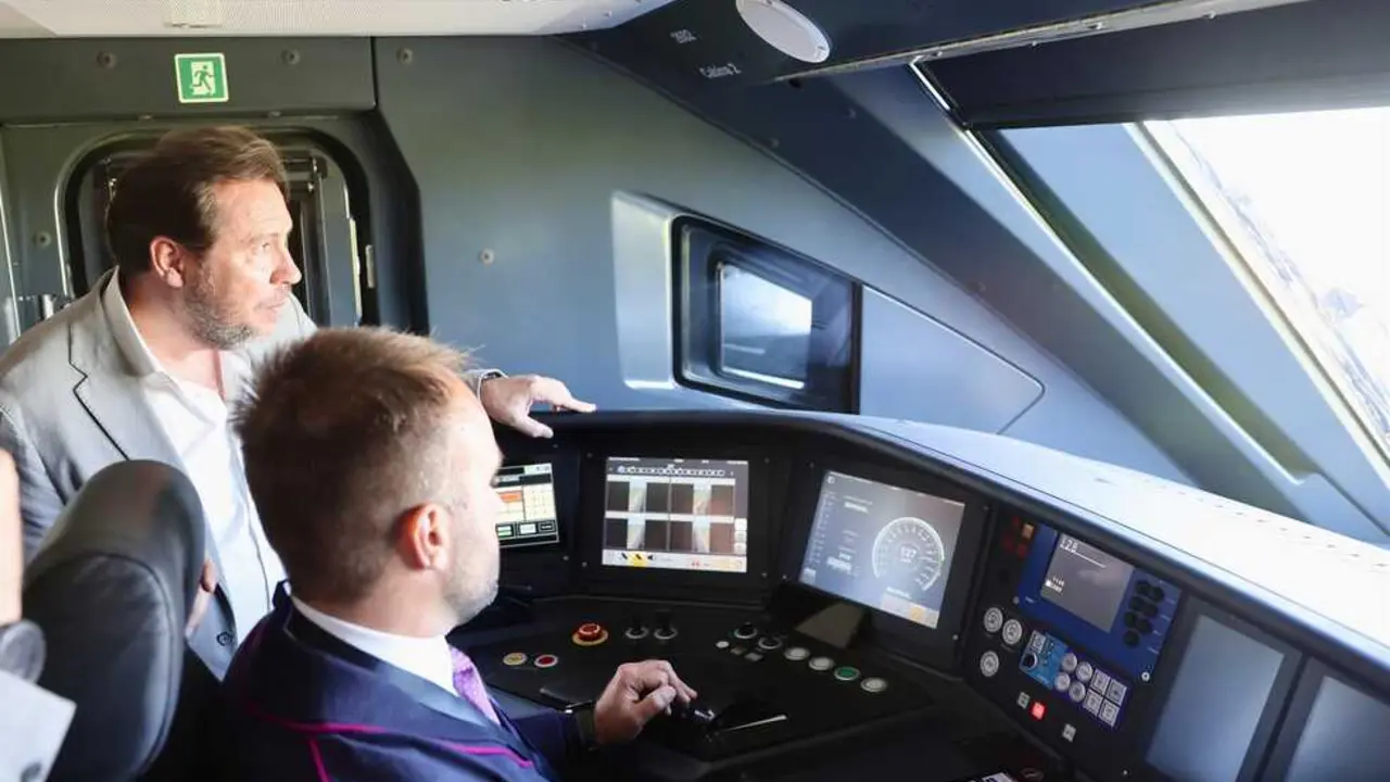 El ministro de Transportes y Movilidad Sostenible, &Oacute;scar Puente, en la cabina de uno de los nuevos trenes de Stadler.