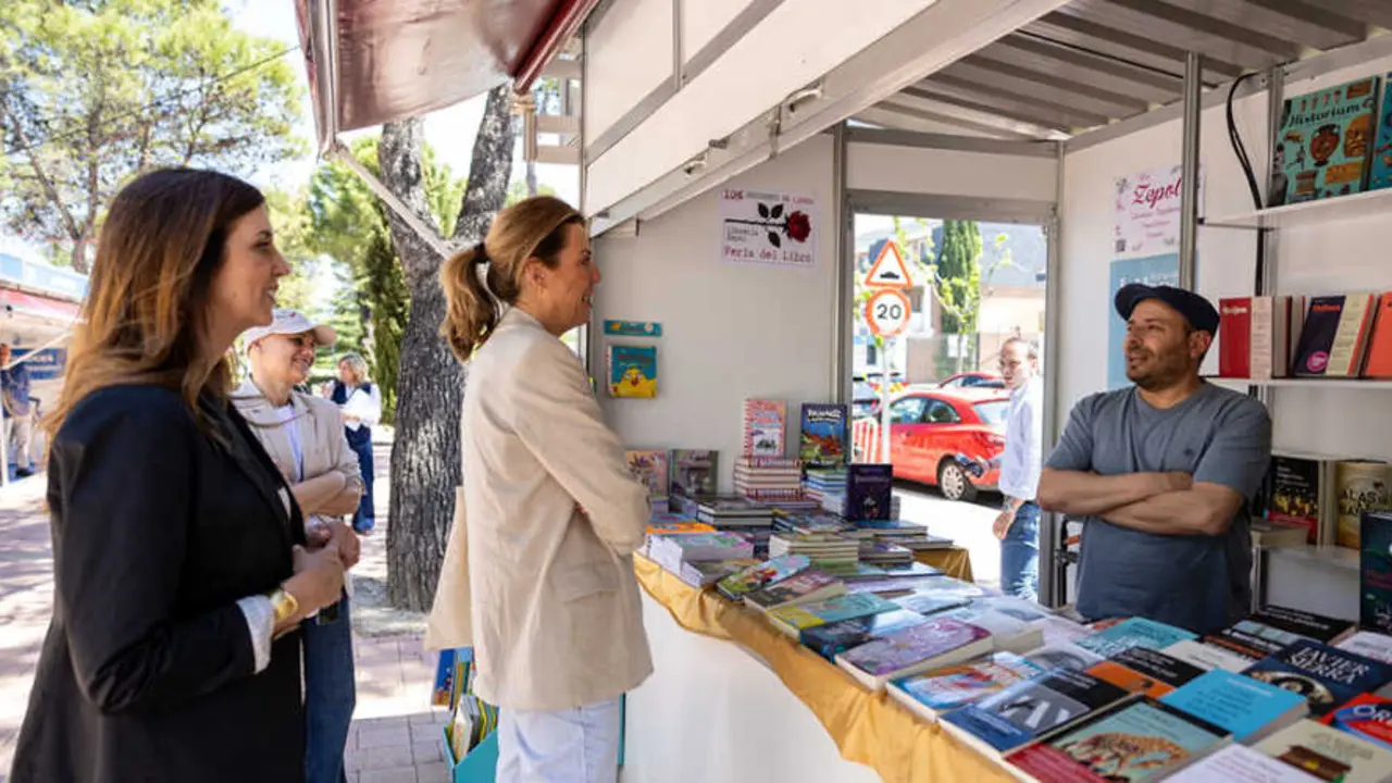 La Feria del Libro de Pozuelo en una edici&oacute;n anterior. Imagen del consistorio.