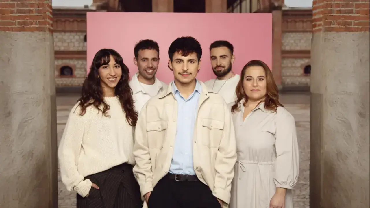 Elenco de 'GUAYOMINI'. Imagen de @geraldineleloutre cedida por Matadero Madrid.