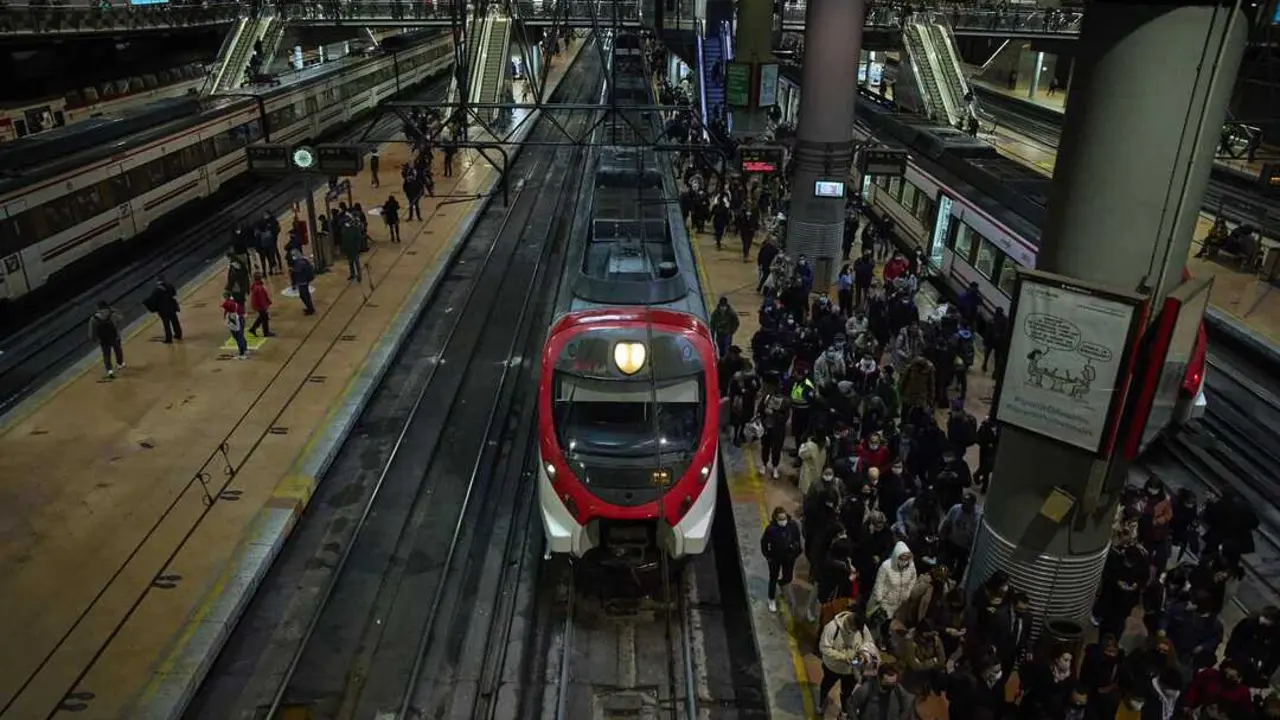 Archivo - Acumulaci&oacute;n de viajeros en un and&eacute;n de la estaci&oacute;n de Atocha, a 21 de marzo de 2022, en Madrid (Espa&ntilde;a). EP.