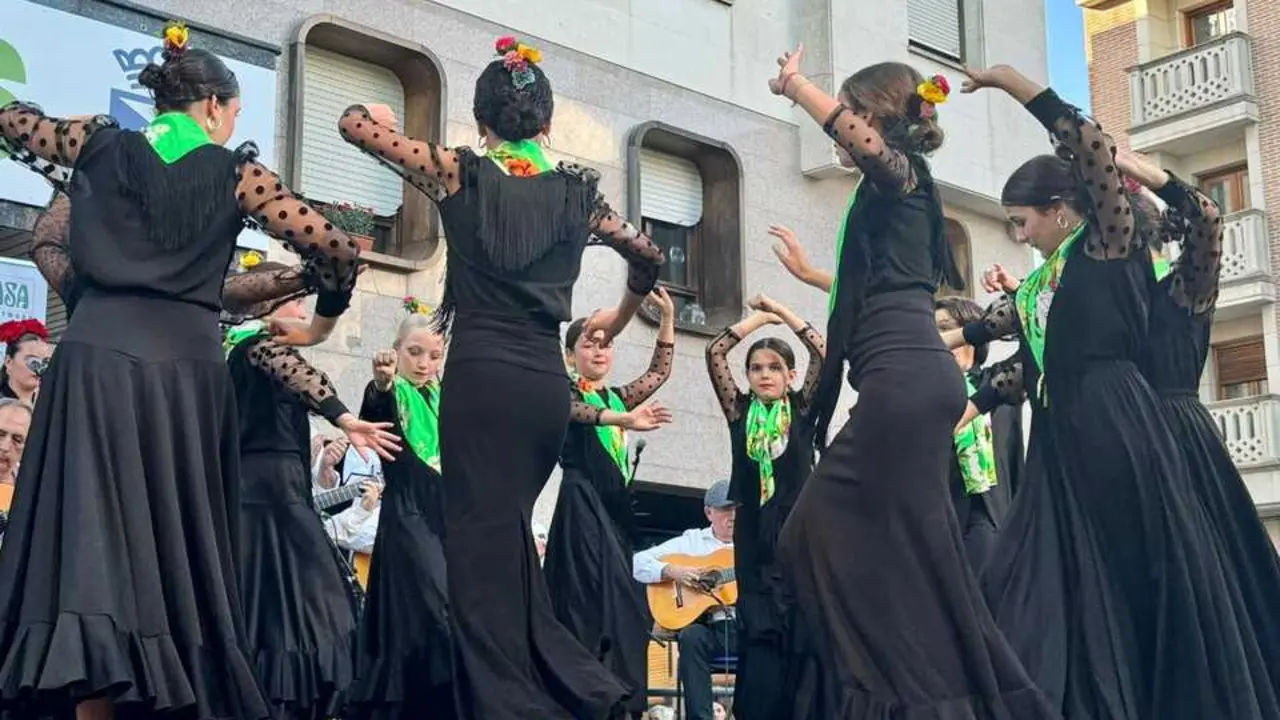 Varias bailaoras de flamenco en la Feria Andaluza de Legan&eacute;s de 2024. Imagen de EP.