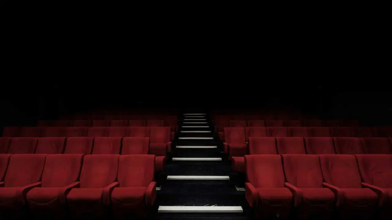 Foto de <a href="https://unsplash.com/es/@felixmooneeram?utm_source=unsplash&utm_medium=referral&utm_content=creditCopyText">Felix Mooneeram</a> en <a href="https://unsplash.com/es/fotos/red-cinema-chair-evlkOfkQ5rE?utm_source=unsplash&utm_medium=referral&utm_content=creditCopyText">Unsplash</a>