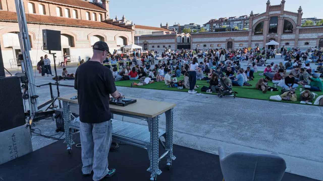 El 23 de abril, en la gran plaza al aire libre de este espacio del &Aacute;rea de Cultura, Turismo y Deporte Matadero Madrid y Casa del Lector celebran el D&iacute;a del Libro. Imagen del Ayuntamiento de Madrid.