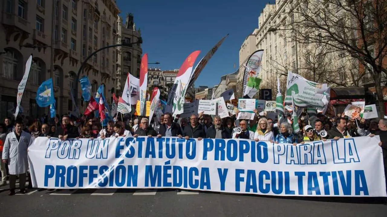 Manifestantes portan pancarta con lema 'Por un estatuto propio para la profesi&oacute;n m&eacute;dica y facultativa'. EP.