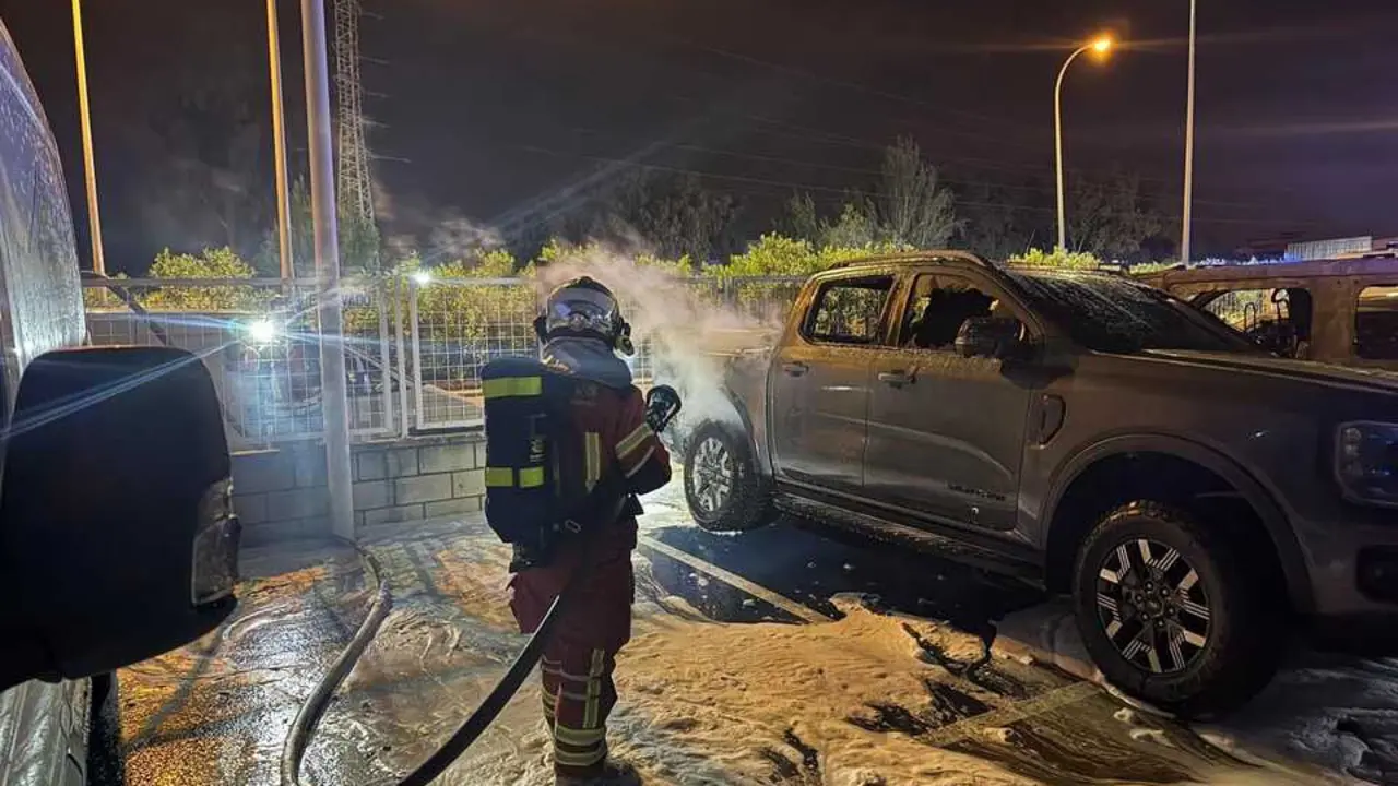 Hasta Siete Dotaciones De Los Bomberos De La Comunidad De Madrid Han Intervenido Para Sofocar En El Incendio De Varios Veh&iacute;culos Que Se Ha Producido Esta Madrugada En El Exterior De Un Concesionario En La Ciudad Del Autom&oacute;vil De Legan&eacute;s. Emergencias Madrid.