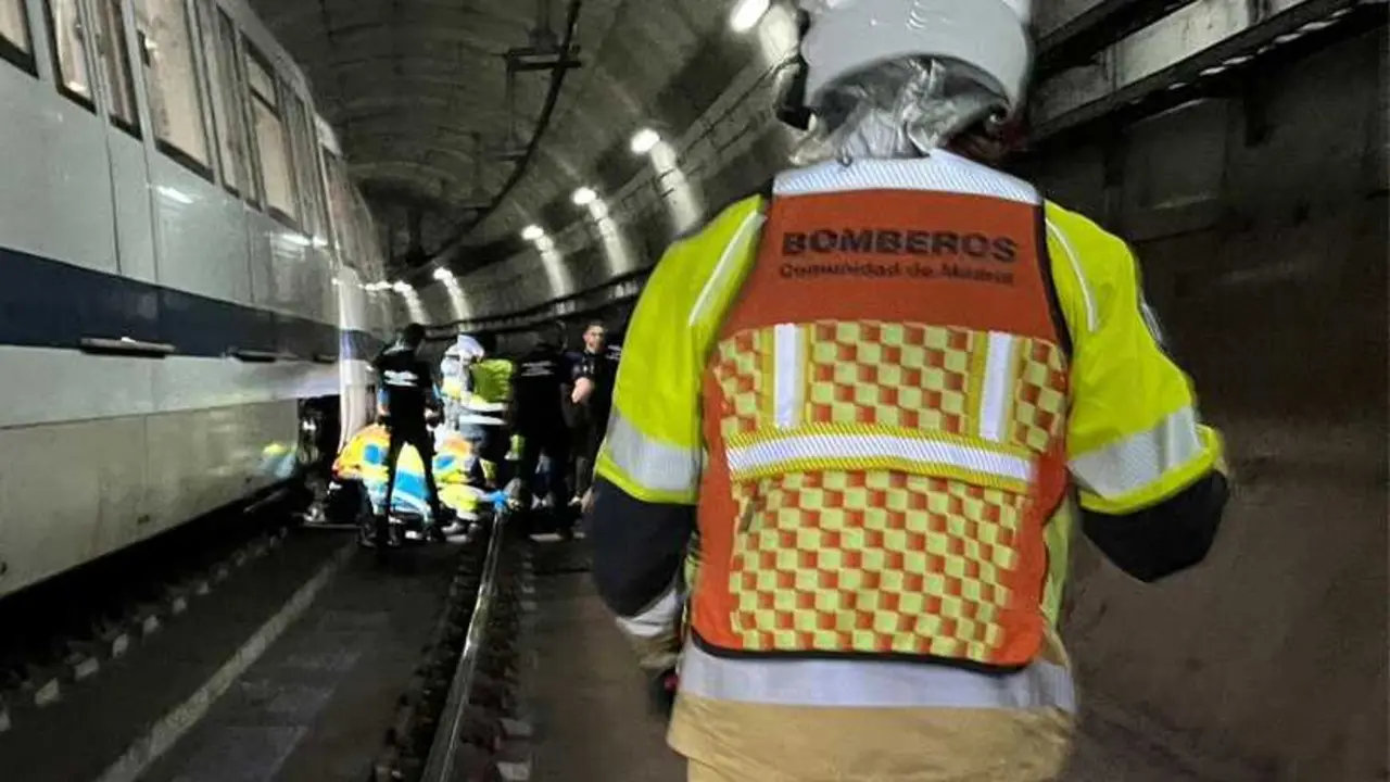 Un Hombre De 42 A&ntilde;os Ha Resultado Herido De Gravedad En La Madrugada De Este Martes Tras Ser Arrollado Mientras Andaba Por El T&uacute;nel De Metrosur, Entre Las Estaciones De Fuenlabrada Central Y Parque Europa. Imagen de Emergencias Madrid.