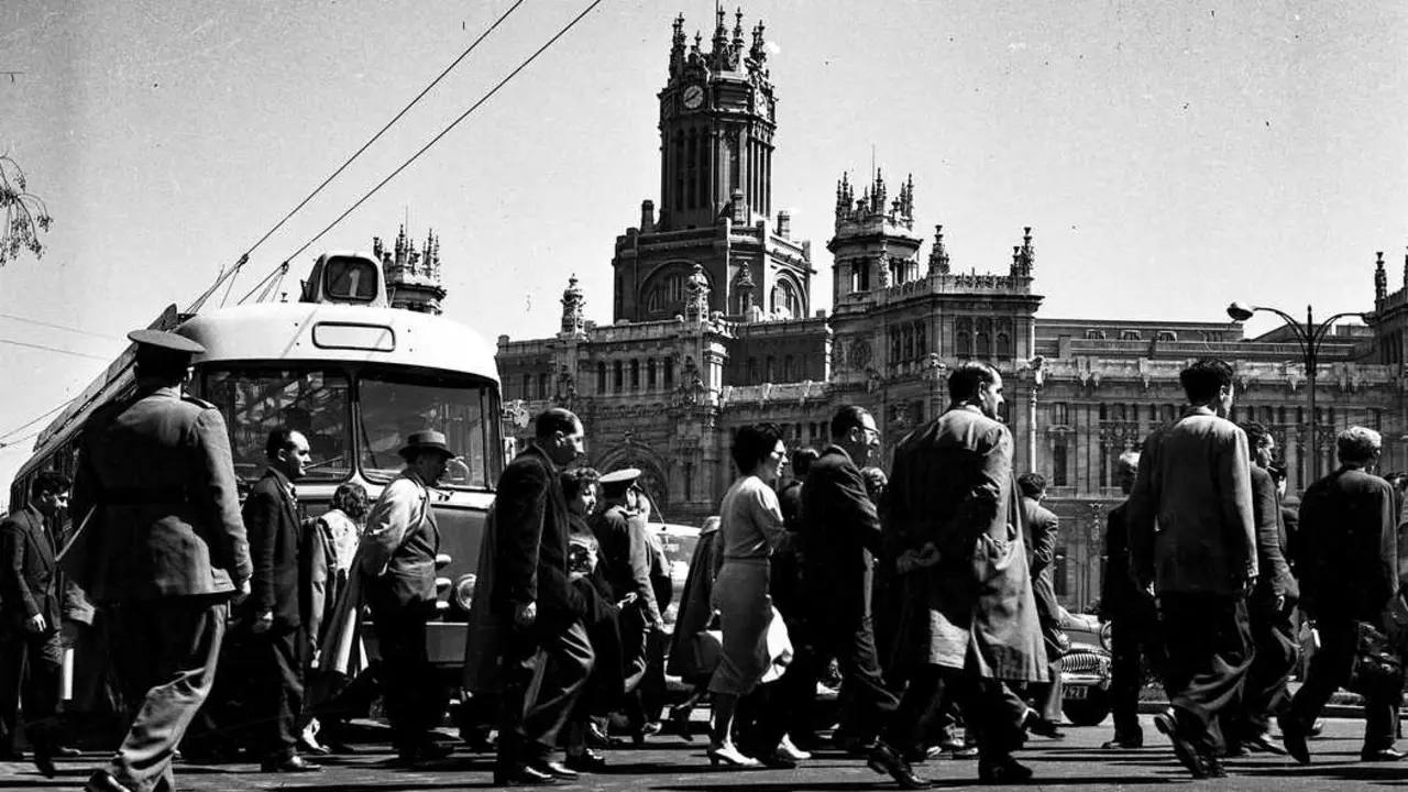 Imagen del tranv&iacute;a pasando por Cibeles (Madrid). Imagen de Europa Press.
